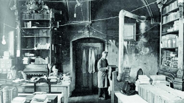 Auch die Universitätsbibliothek wurde beim Bombenangriff auf Würzburg am 16. März 1945 völlig zerstört und verlor 80 Prozent ihres Bestandes. In der Alten Universität begann in bescheidenen Verhältnissen der Neustart.