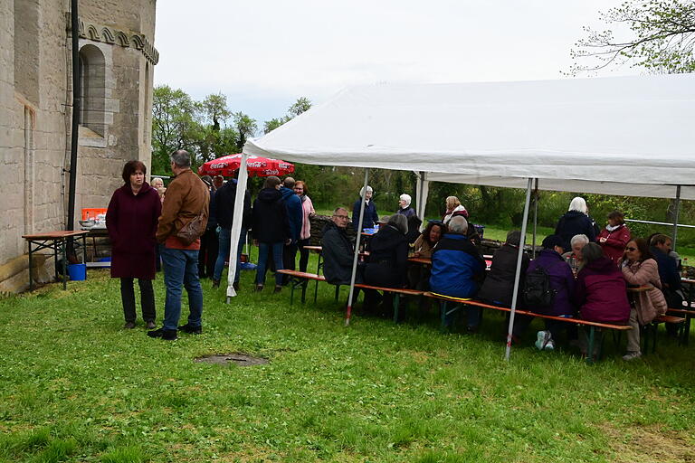 Trotz unglücklichen Wetterbedingungen kamen doch viele Menschen zur feierlichen Glockeneinführung mit allerlei Veranstaltungen rund um die Sigismundkapelle, organisiert vom Kulturverein Wittighausen.