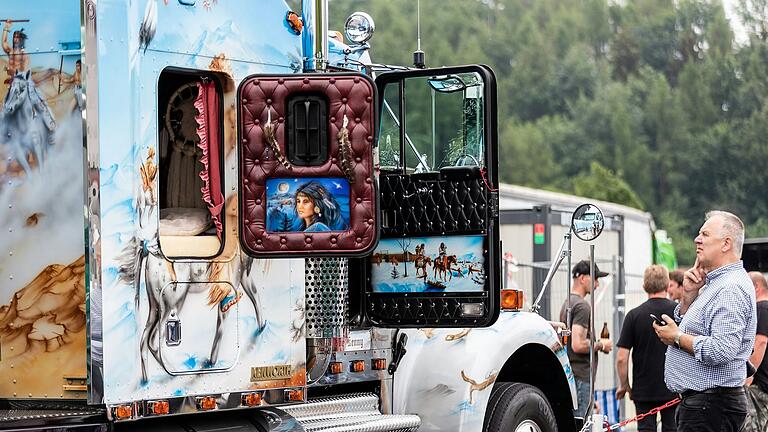 Nah dran an den Truckern und den Trucks – das Trucker- & Country Festival in Geiselwind sorgt an Pfingsten wieder für interessante Einblicke. Nah dran an den Truckern und den Trucks – das Trucker- & Country Festival in Geiselwind sorgt an Pfingsten wieder für interessante Einblicke.
