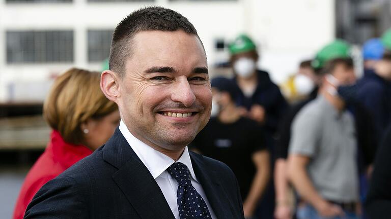Investor Lars Windhorst bei einem Termin der Schiffbau-Gesellschaft in Flensburg im Juli 2020. Die Wima-Belegschaft berichtet, seit Monaten keinen Kontakt mehr zum Geschäftsführer zu haben. Investor Lars Windhorst bei einem Termin der Schiffbau-Gesellschaft in Flensburg im Juli 2020. Die Wima-Belegschaft berichtet, seit Monaten keinen Kontakt mehr zum Geschäftsführer zu haben.