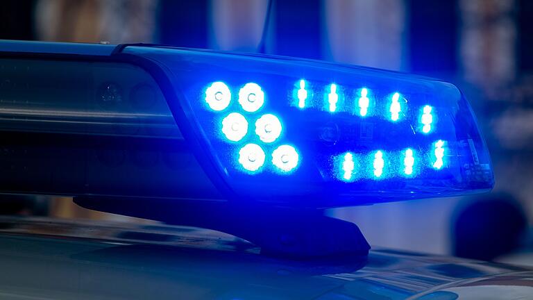 Illustration - Polizei       -  Bei einer großen Durchsuchungsaktion wegen des Verdachts auf Besitz und Verbreitung kinderpornografischer Inhalte haben Ermittler Beweismaterial bei mehreren Tatverdächtigen im Raum Ingolstadt sichergestellt. (Symbolbild)