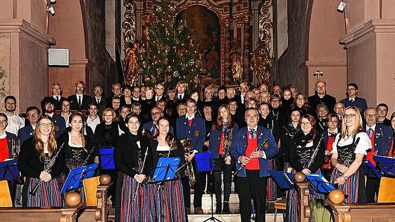 Herzlichen Beifall empfingen die Mitwirkenden am Jubiläumskonzert in St. Kilian zum Ende der Weihnachtszeit: die Mitglieder der Kirchenband &bdquo;denkmal&ldquo;, die Chorsänger des Kirchenchors St. Kilian mit ihrer Dirigentin Barbara Wild, die Musikanten der Stadtkapelle mit ihrem Dirigenten Ulrich Moormann, die Organisten Herbert Schmitt, Elias Mack und Stadtpfarrer Thomas Menzel, und, nicht zu vergessen, Schwester Meinrada.