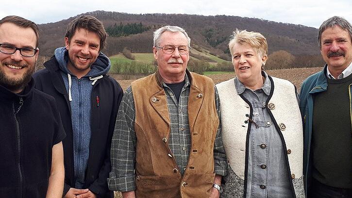 Im Bild (von links) Fabian Löchnervom Personalrat, der neue Revierleiter Tobias Friedmann, der scheidende Revierleiter Paul Huber mit Ehefrau Gitti Huber und Betriebsleiter Ulrich Mergner.