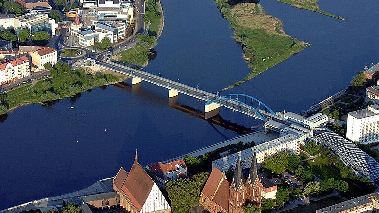 Stadtansicht Frankfurt (Oder) und Slubice       -  Eine Brücke verbindet Frankfurt/Oder (rechts) und das polnische S³ubice.