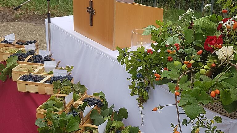 Altar mit Trauben.