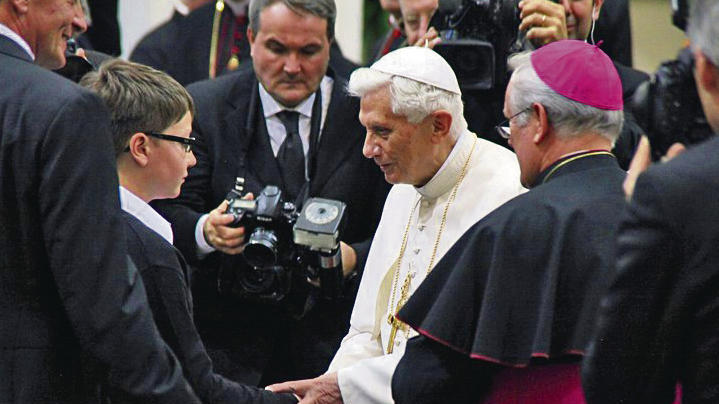 Denkwürdige Begegnung: Nach der Opernaufführung unterhielt sich der zwölfjährige Gymnasiast Jaromir Müller aus Würzburg mit dem Papst.