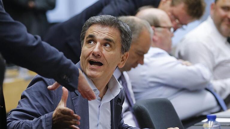 Deal on new Greek bailout       -  Hand drauf: Die Geldgeber haben sich mit Griechenlands Finanzminister Euklid Tsakalotos geeinigt.