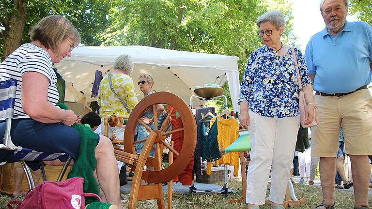 Bei 'Kunst und Kulinarisches' am Sonntag in Gerolzhofen erhielten die Besucher Einblicke in fast vergessene Techniken wie das Spinnen.