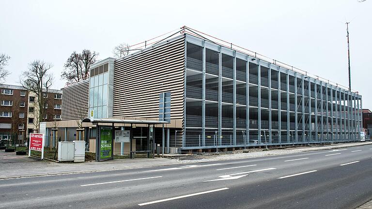 Das neue Parkhaus der Stadt Schweinfurt an der Mainberger Straße lockt vor allem Pendlerinnen und Pendler mit günstigen Tarifen.