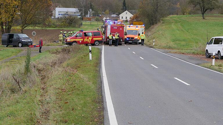 Die Spuren am Unfallort zeugen davon, dass das Fahrzeug nach links von der Fahrbahn abkam.