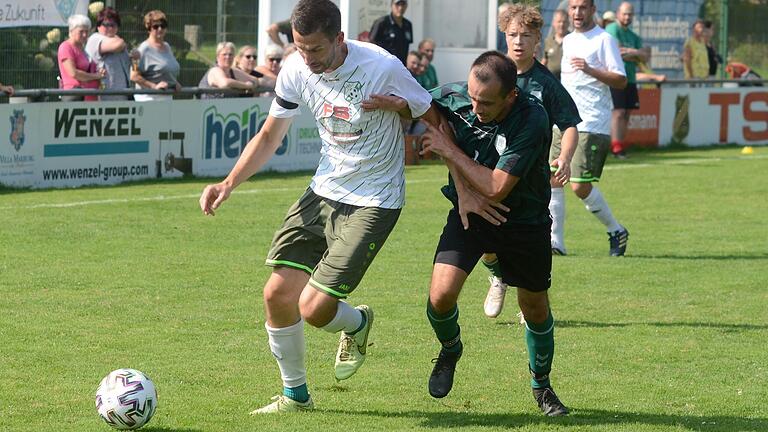 Da hilft alles Klammern des Thüngeners Clemens Enzmann (rechts), Christian Breunig vom TSV Neuhütten-Wiesthal war am Sonntag kaum zu halten und steuerte drei Treffer zum 9:2-Sieg seines Teams bei.