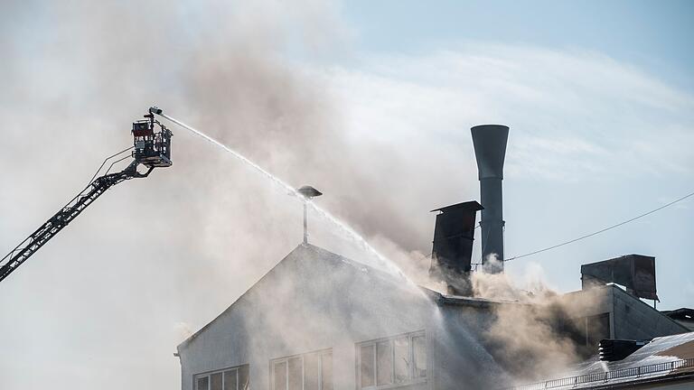 Großbrand in Wunsiedel - Polizei warnt vor giftigem Rauch       -  Bei dem Großbrand waren nach Angaben des Landratsamts mehrere Hundert Helfer im Einsatz.