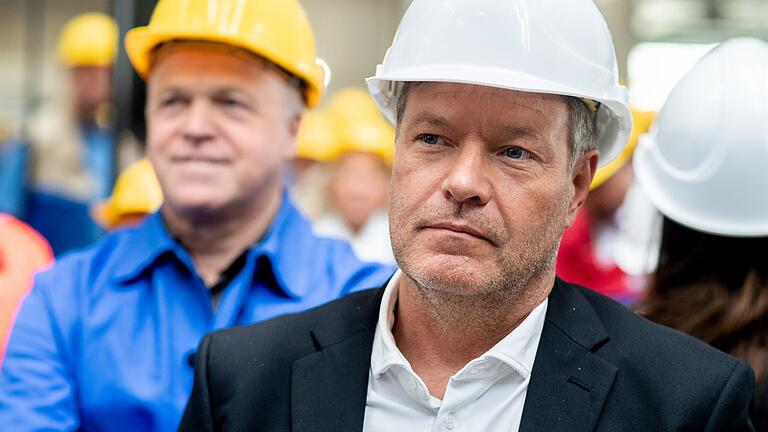 Habeck besucht Meyer Werft in Papenburg       -  Wirtschaftsminister Habeck besucht die Meyer Werft im Rahmen seiner Nordwest-Tour.