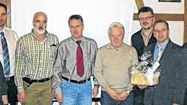 Mitglieder bei Refa werden mehr       -  (jw)   Die Mitgliederversammlung der Refa (Verband für Arbeitsgestaltung, Betriebsorganisation und Unternehmensentwicklung) Bad Neustadt, fand vor einem erfreulichen Hintergrund statt. Vorsitzender Hans-Jürgen Friese und Stefan Hohmann konnten positive Daten aufzeigen. Durch attraktive Jahresprogramme zeigt die Mitgliederentwicklung seit 2008 wieder einen positiven Trend. Die wirtschaftlichen Ziele konnten mit bis zu 15 Teilnehmern in den Grundseminaren ebenfalls erfüllt werden. Kandidaten für die Vorstandswahlen waren die Mitglieder des alten Vorstandes. Neu hinzu kamen Jürgen Schneyer und Roland Köberlein als Stellvertreter und Herbert Lörzel als Ansprechpartner für Seminare. Arthur Fiedler, seit 16 Jahren im Refa-Vorstand als Ansprechpartner und Stellvertreter aktiv, stand aus beruflichen Gründen nicht mehr zur Wahl. Auf dem Foto sind zu sehen (von links): Vorsitzender Hans-Jürgen Friese, Stellvertreter Jürgen Schneyer, Arbeitnehmervertreter Martin Geßner, Arbeitgebervertreter Armin Peter Six, Herbert Lörzel, Roland Köberlein, Arthur Fiedler und Stefan Hohmann.