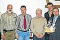Mitglieder bei Refa werden mehr       -  (jw)   Die Mitgliederversammlung der Refa (Verband für Arbeitsgestaltung, Betriebsorganisation und Unternehmensentwicklung) Bad Neustadt, fand vor einem erfreulichen Hintergrund statt. Vorsitzender Hans-Jürgen Friese und Stefan Hohmann konnten positive Daten aufzeigen. Durch attraktive Jahresprogramme zeigt die Mitgliederentwicklung seit 2008 wieder einen positiven Trend. Die wirtschaftlichen Ziele konnten mit bis zu 15 Teilnehmern in den Grundseminaren ebenfalls erfüllt werden. Kandidaten für die Vorstandswahlen waren die Mitglieder des alten Vorstandes. Neu hinzu kamen Jürgen Schneyer und Roland Köberlein als Stellvertreter und Herbert Lörzel als Ansprechpartner für Seminare. Arthur Fiedler, seit 16 Jahren im Refa-Vorstand als Ansprechpartner und Stellvertreter aktiv, stand aus beruflichen Gründen nicht mehr zur Wahl. Auf dem Foto sind zu sehen (von links): Vorsitzender Hans-Jürgen Friese, Stellvertreter Jürgen Schneyer, Arbeitnehmervertreter Martin Geßner, Arbeitgebervertreter Armin Peter Six, Herbert Lörzel, Roland Köberlein, Arthur Fiedler und Stefan Hohmann.