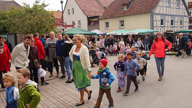 Eindrücke vom Bauernmarkt am Feiertag in Gädheim.