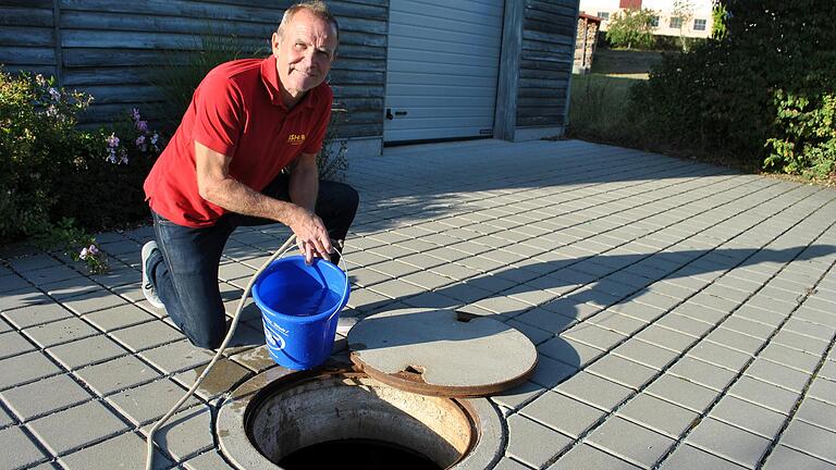 Hier gibt es noch Regenwasser: Die 10 000 Liter-Zisterne ist trotz der langen Trockenperiode und der Entnahme von Gieß- und Brauchwasser noch halb gefüllt, zeigt Klaus Schmitt, der beruflich mit Haustechnik befasst ist. Hier gibt es noch Regenwasser: Die 10 000 Liter-Zisterne ist trotz der langen Trockenperiode und der Entnahme von Gieß- und Brauchwasser noch halb gefüllt, zeigt Klaus Schmitt, der beruflich mit Haustechnik befasst ist.
