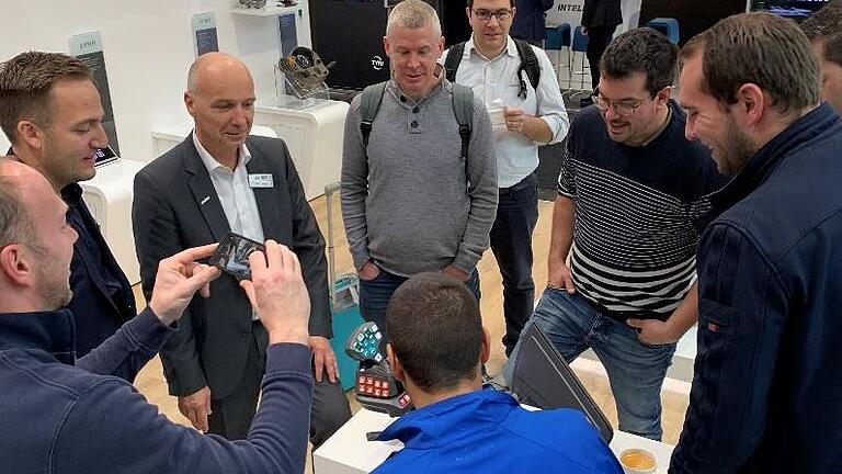 Auf dem Preh-Messestand bei der Agritechnica in Hannover: Michael Jendis, Bereichsleiter Commercial Vehicle HMI (3. von links) mit einigen der zahlreichen Interessenten für das neue Armlehnen-Bedienkonzept.