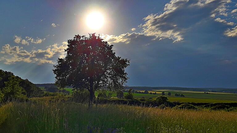 Viele Menschen lernen in der Pandemie neu zu schätzen, was sie haben. Zum Beispiel ihre Heimat, wie hier die Landschaft bei Geldersheim (Lkr. Schweinfurt).