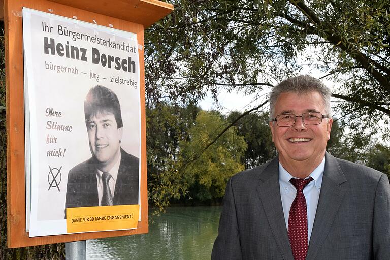 Seinsheims Ehrenbürger Heinz Dorsch neben seinem Wahlplakat von vor über 31 Jahren zur Bürgermeisterwahl.