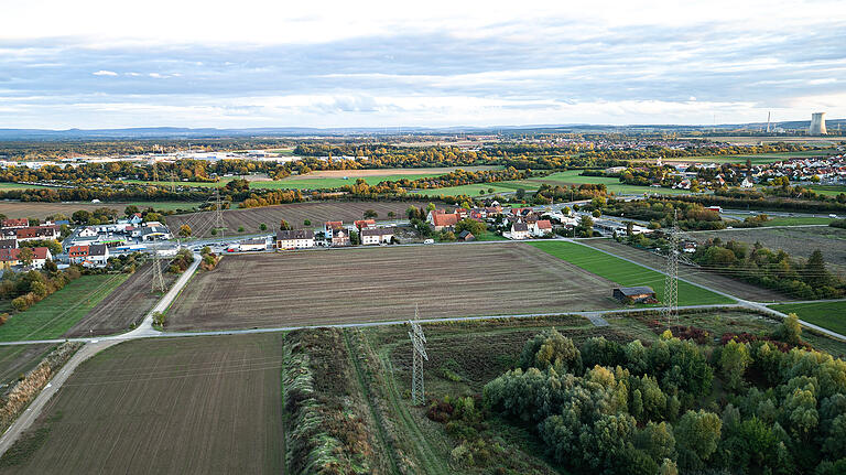 850 Meter von Oberndorf entfernt ist ein Lidl in Bergrheinfeld, dessen Bürgermeister Ulrich Werner das Projekt moniert. Im Bild die vorgesehene Fläche für den Neubau.