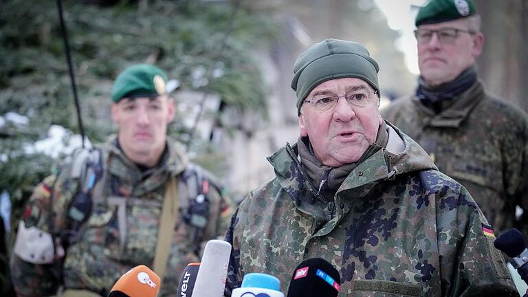 Pistorius besucht Nato-Partner Litauen.jpeg       -  Heute seien „Polen, das Baltikum und andere Länder die Ostflanke“, sagt Verteidigungsminister Pistorius beim Besuch des Truppenübungsplatzes Pabrade in Litauen.