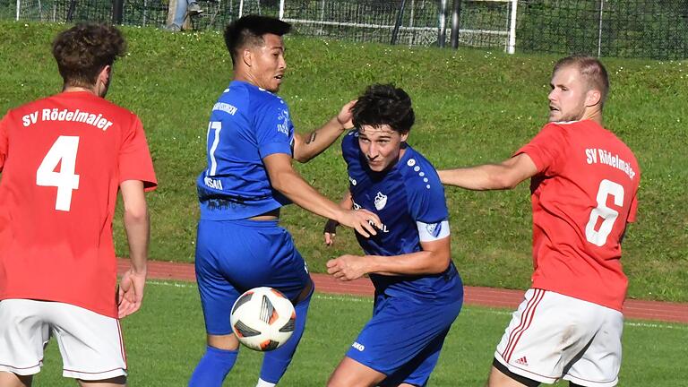 Auch FC 06-Kapitän Cedric Bäßler (am Ball) wollte bei seinen Chancen kein Tor gelingen.       -  Auch FC 06-Kapitän Cedric Bäßler (am Ball, im Spiel gegen den SV Rödelmaier) wollte bei seinen Chancen kein Tor gelingen.