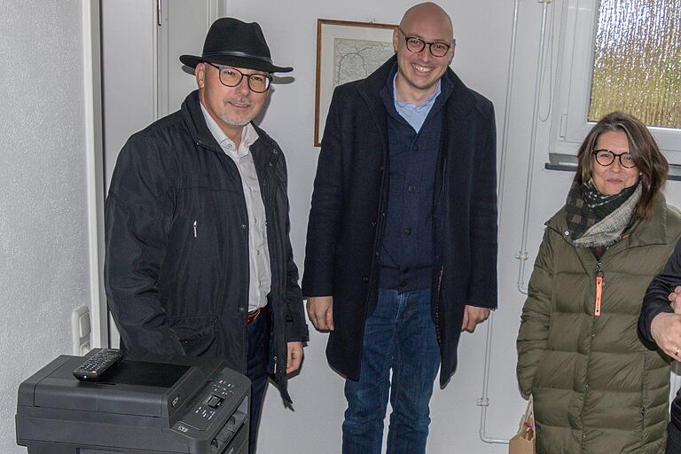 Schlüsselübergabe in den Räumen des Gemündener Stadtarchivs für den neuen Ankerpunkt des Geschichtsportals. Von links: Bürgermeister Jürgen Lippert, Ankerpunktleiter Julius Goldmann und Landrätin Sabine Sitter Schlüsselübergabe in den Räumen des Gemündener Stadtarchivs für den neuen Ankerpunkt des Geschichtsportals. Von links: Bürgermeister Jürgen Lippert, Ankerpunktleiter Julius Goldmann und Landrätin Sabine Sitter