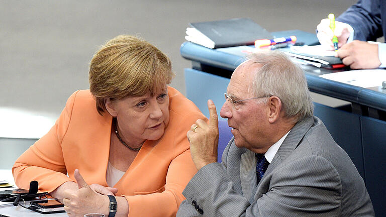 Früherer Bundestagspräsident Wolfgang Schäuble ist tot.jpeg       -  Früherer Bundestagspräsident Wolfgang Schäuble ist tot ARCHIV - 01.07.2015, Berlin: Bundeskanzlerin Angela Merkel und der damalige Bundesfinanzminister Wolfgang Schäuble (beide CDU) unterhalten sich am 01.07.2015 im Bundestag in Berlin. Der frühere Bundestagspräsident Wolfgang Schäuble ist tot. Der CDU-Politiker sei im Kreise seiner Familie zu Hause am Dienstagabend gegen 20 Uhr friedlich eingeschlafen.(zu dpa 'Früherer Bundestagspräsident Wolfgang Schäuble ist tot') Foto: Rainer Jensen/dpa +++ dpa-Bildfunk +++