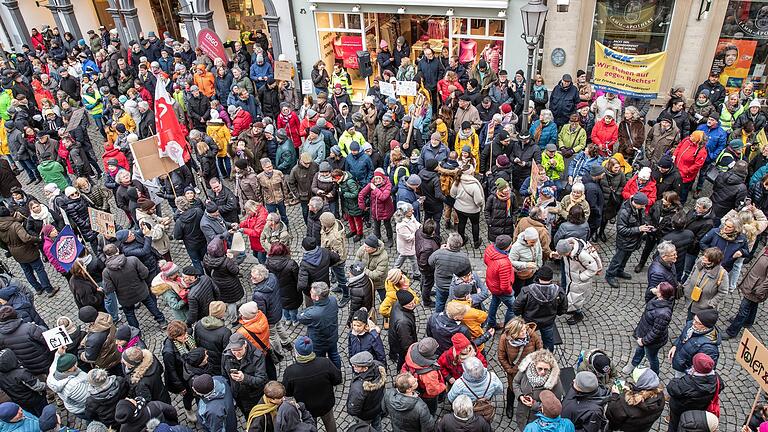 Rund 2000 Menschen nehmen am Sonntag an der 'Demonstration der Demokratinnen und Demokraten – gegen Hass und Spaltung' teil.