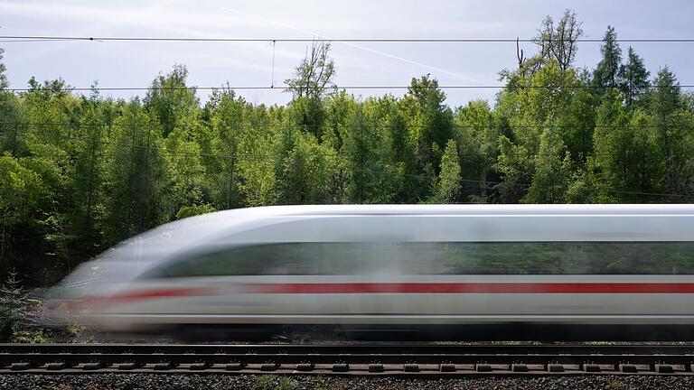 ICE       -  Alle Unternehmen, die die Infrastruktur der Bahn nutzen, müssen die sogenannte Schienenmaut zahlen, auch die Verkehrsunternehmen der Bahn selbst. (Archivbild)