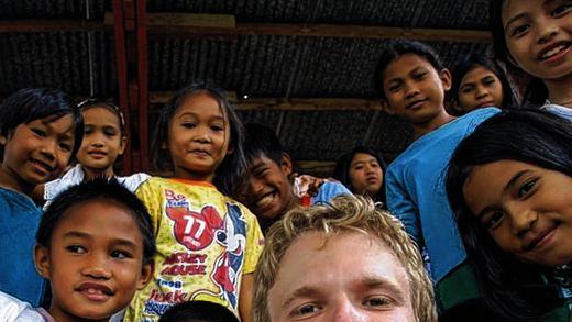 Auf der philippinischen Insel Mindanao hat er zuletzt gearbeitet: Philipp Herzog mit Kindern einer Schule, die vom Welternährungsprogramm unterstützt wird.