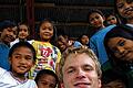 Auf der philippinischen Insel Mindanao hat er zuletzt gearbeitet: Philipp Herzog mit Kindern einer Schule, die vom Welternährungsprogramm unterstützt wird.