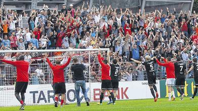 Würzburg macht eine Welle: Das Kickers-Team und die Zuschauer bejubeln gemeinsam die Pokalsensation.