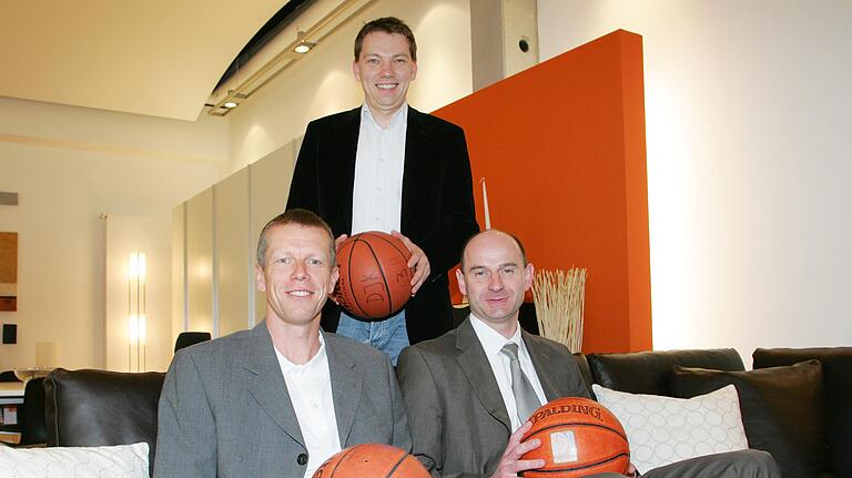 Neuvorstellung: Baskets-Coach Berthold Bisselik (vorne links), Baskets-Sportleiter Haralld Borst und Baskets-Geschäftsführer Jochen Bähr im April 2008.