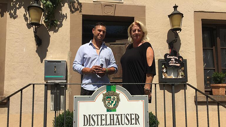 Birgit Bauer hat die Geschäfte in der 'Distelstube am Markt' in Gerolzhofen an ihren Sohn Marcel Bauer übergeben. Birgit Bauer hat die Geschäfte in der 'Distelstube am Markt' in Gerolzhofen an ihren Sohn Marcel Bauer übergeben.