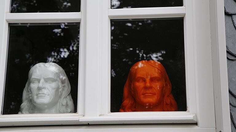 Die Hörl-Rückerts spitzen aus einem Fenster im Poetikum in Oberlauringen.