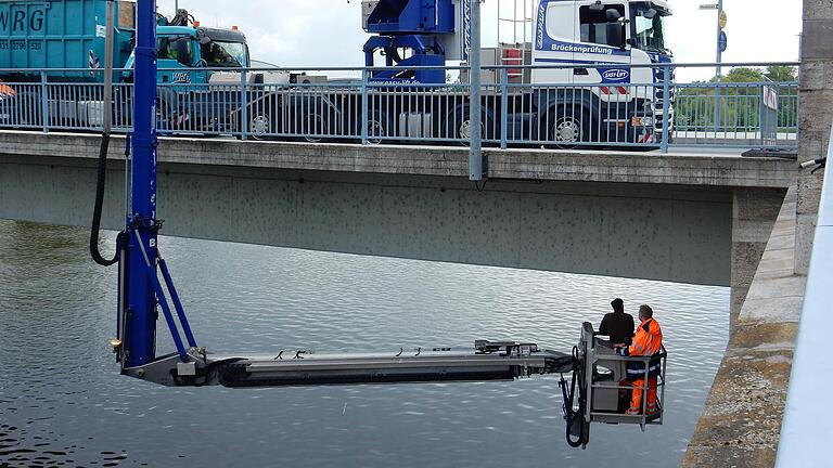 Die Maxbrücke muss in den nächsten Jahren abgerissen und neu gebaut werden. Der Zustand wird engmaschig kontrolliert, zuletzt gab es im Mai diesen Jahres eine Bauwerksprüfung (im Bild).