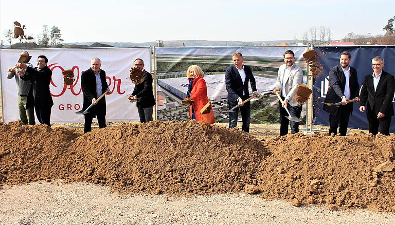 Erster Spatenstich für das neue Logistik-Zentrum von s.Oliver: Zum Baubeginn trafen sich die Vertreter der beteiligten Firmen und Offiziellen (von links): Klaus Neubert (Firma AWE), Tommaso Ramundo (Ferag AG), Herbert Holzapfel (2. Bürgermeister von Dettelbach), Oliver Hein (Geschäftsführer s.Oliver Group), Tamara Bischof (Landrätin), Jürgen Wilscher und Oliver Stegner (beide Panattoni), Dennis Prandl (Projektleiter s.Oliver Group) und Hendrik Weiß (Firma Miebach Consulting).