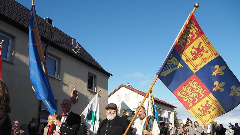 Mal Wind, mal Sonnenschein: Irisches Wetter herrschte bei der Parade zum St. Patrick´s Day in Waigolshausen.