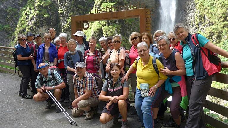 Die Naturfreunde oben am Ende der Liechtensteinklamm am Wasserfall.