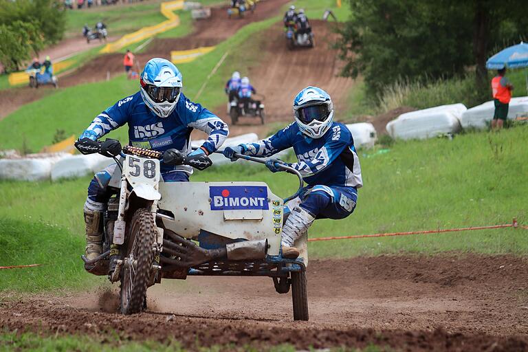 Immer wieder eine tolle Show bieten die Rennen der Seitenwagen-Veteranen, bei denen Julius und Veronica Reimann für den BMC Bramberg an den Start gehen.