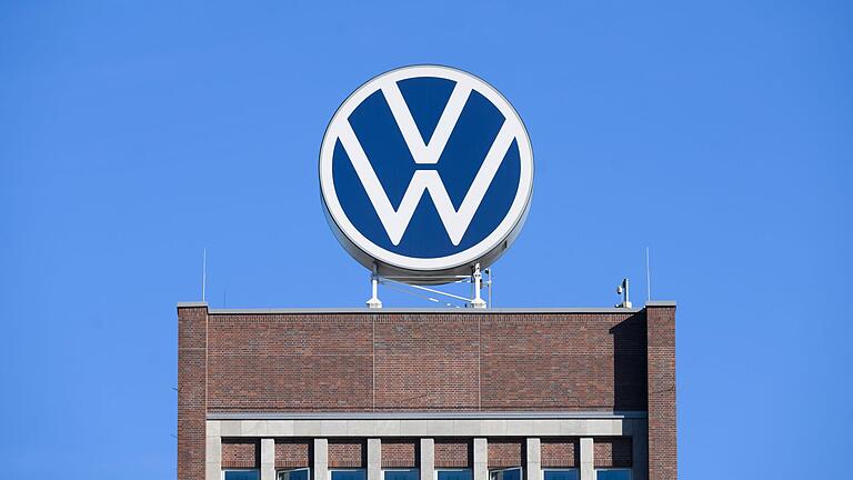 Volkswagen       -  VW will laut Betriebsrat mindestens drei Werke in Deutschland schließen.