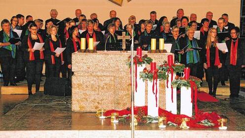 Überzeugende Darbietung: Der Gesamtchor mit Chorgemeinschaft und modernem Chor &bdquo;ma so ma so&ldquo; beim Weihnachtskonzert in der Gräfendorfer Schutzengelkirche.