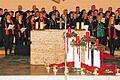 Überzeugende Darbietung: Der Gesamtchor mit Chorgemeinschaft und modernem Chor &bdquo;ma so ma so&ldquo; beim Weihnachtskonzert in der Gräfendorfer Schutzengelkirche.