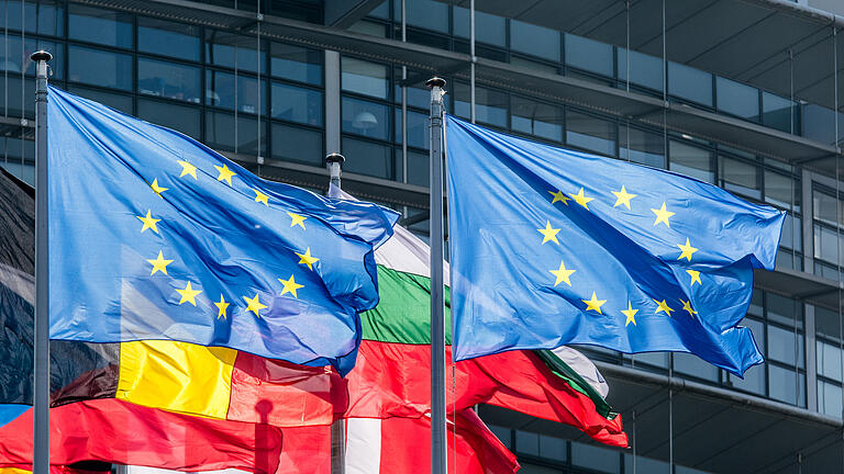 European Union Flags       -  Die Flagge der Europäischen Union in Straßburg.