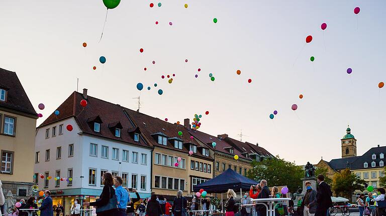 Mit einer Luftballonaktion zum Thema Migration wurde die Eröffnung der&nbsp; Ausstellung 'Gern daheim in Schweinfurt?!' am Donnerstagabend aufgelockert.