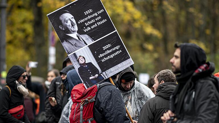 Die Stimmung wird gereizter, die Vergleiche sind unerträglich. Demonstranten gegen die Corona-Einschränkungen, wie hier in Berlin, zeigen keinerlei Respekt vor den NS-Opfern.&nbsp;