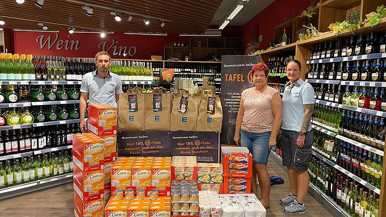 Die Aktion des E-Centers Then in Bad Neustadt brachte 102 Einkaufstüten für 'Die Tafel' in Bad Neustadt (von links):  Tobias Kleinhenz (E-Center), Romy Straub (Vorsitzende der Tafel) und Nancy Klose (E-Center).