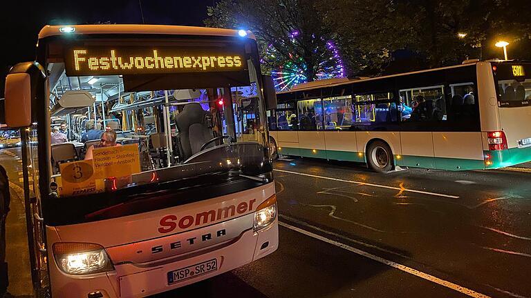 Erstmals seit seiner Jungfernfahrt 1995 mit verringertem Angebot: der Festwochenexpress. Am ersten Festwochensonntag und am Montag gab es aus finanziellen Gründen dieses Mal keine Fahrten auf den 15 Linien.&nbsp;